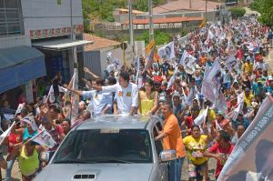 Uma multidão foi às ruas de Pereiro e Jaguaribara para apoiar Camilo, Izolda e Mauro