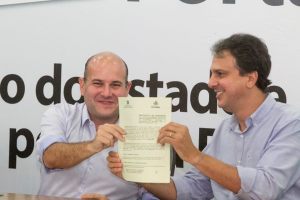 Roberto Cláudio e Camilo Santana exibem o protocolo de intenção para a construção do IJF 2 - Foto: Carlos Gibaja